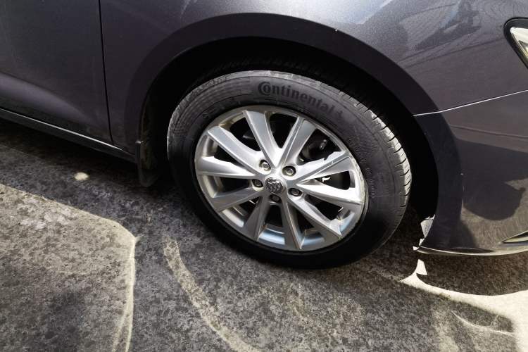 Used Buick Verano 2017 Sedan 20T Dual-Clutch Leading Model Right Front Wheel Hub