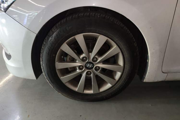 Used Hyundai Mistra 2014 1.8L Automatic Smart GLS Left Front Wheel Hub