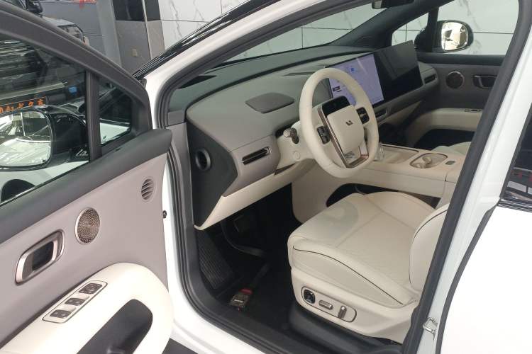 Used Li Auto i6 2025 Model Two-Wheel-Drive Standard Type
