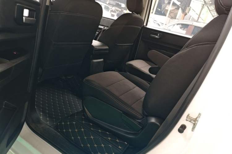 Used Wuling Hongguang PLUS 2019 1.5T Manual Comfort Version 7 Seats Left Rear Seat