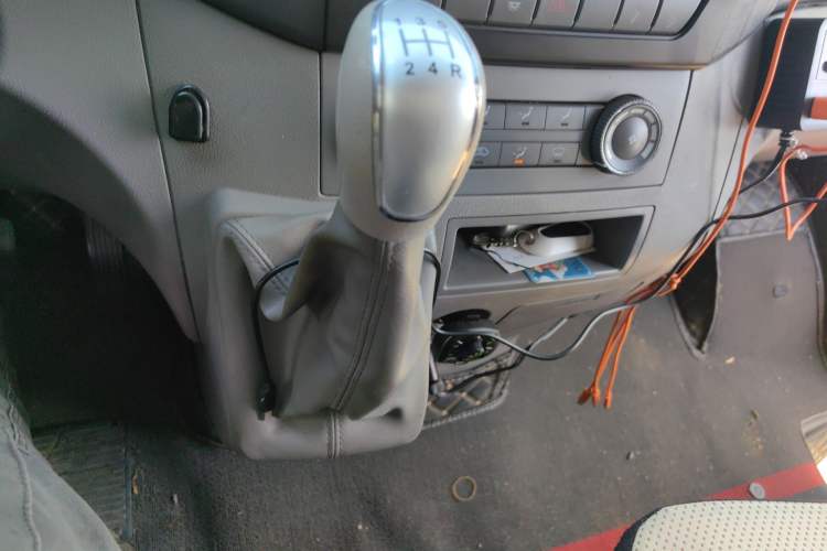 Used JAC Group Sunray 2021 2.0T Fuel-Efficient King Logistics Van Long Wheelbase D20TCIF1 Gear Lever