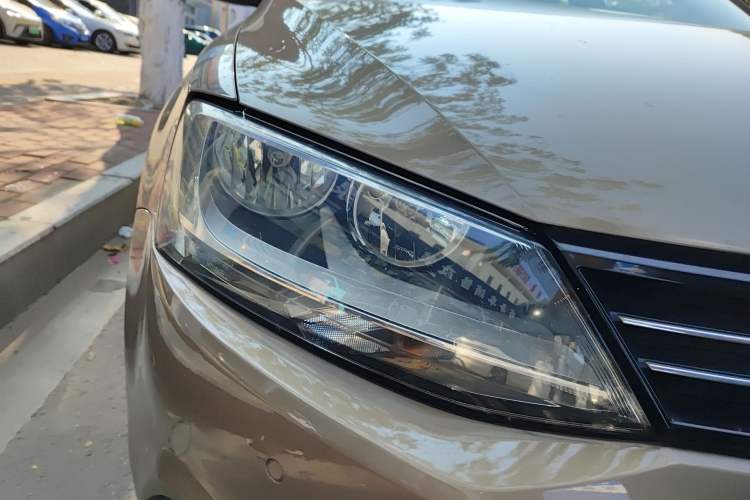 Used Volkswagen Sagitar 2014 1.4TSI Automatic Luxury Model Right Front Headlight