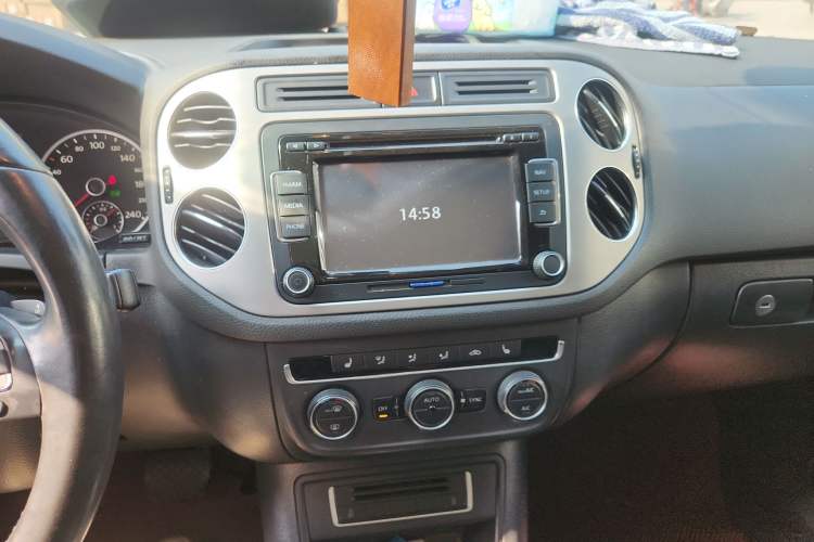 Used Volkswagen Tiguan 2015 1.8TSI Automatic Two-Wheel Drive Luxury Model Audio And AC Panel