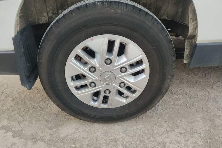 Used SAIC MAXUS Xintu V70 2025 2.0T Automatic Long Wheelbase Low-Roof Luxury 7-Seater
