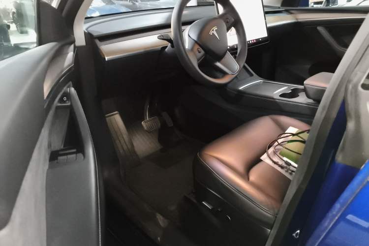 Used Tesla Model Y 2021 Long-Range All-Wheel-Drive Version
