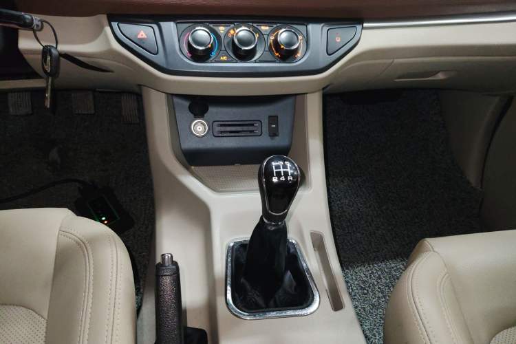 Used FORTHING Lingzhi 2020 M5L 1.6L Luxury 7-Seater Gear Lever