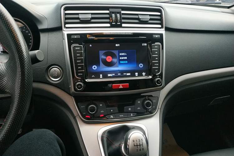 Used Haval M6 2017 1.5T Manual Two-Wheel Drive Elite Model Audio And AC Panel