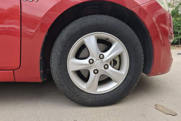 Used Hyundai Verna (older generation) 2010 Sedan 1.4L Automatic Fashionable GT Model Right Front Wheel Hub