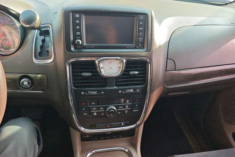 Used Chrysler Grand Voyager 2013 3.6L Luxury Edition Audio And AC Panel