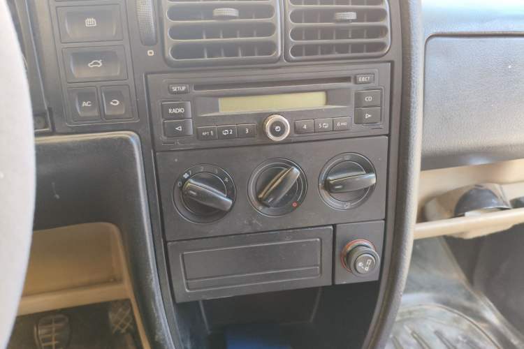 Used Volkswagen Jetta 2010 1.6L Vanguard Audio And AC Panel