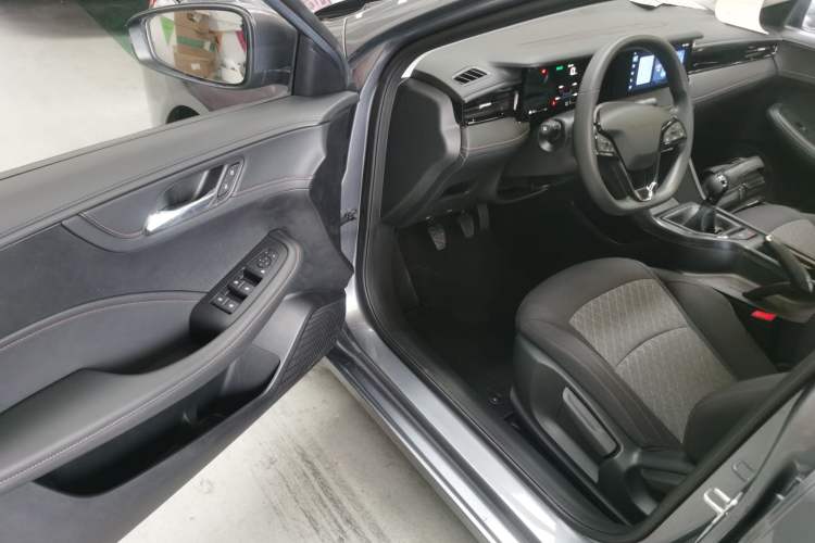 Used Roewe i5 2023 1.5L Manual Comfort Edition Driver Seat