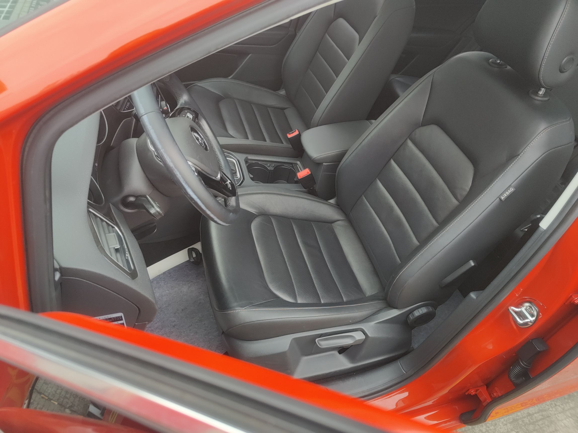 Переднее сиденье в автомобиле