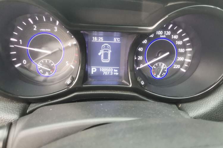 Used JMC Yusheng S350 2014 2.4T Automatic 2WD Diesel Luxury Version with Sunroof 7 Seats Odometer Close Up