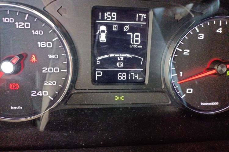 Used Roewe RX5 2016 20T Two-Wheel Drive Automatic Internet Smart Edition
