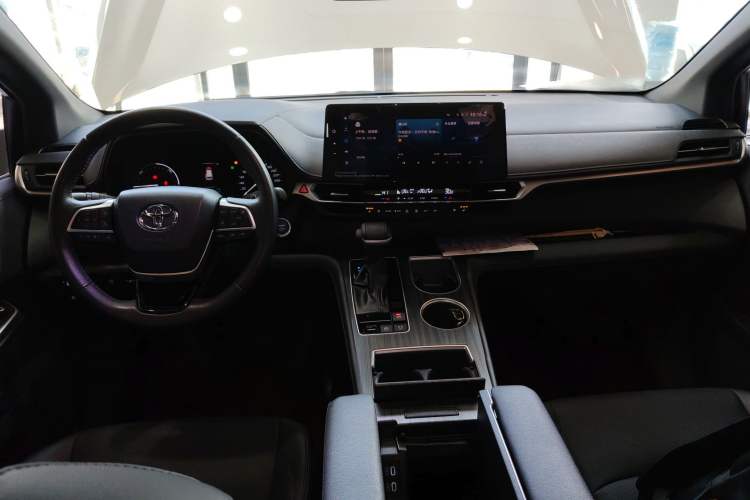 Used Toyota Sienna 2023 2.5L Hybrid Deluxe Edition
