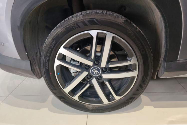 Used BYD Song L DM-i 2025 Intelligent Driving Version 112 km Leading Trim Right Rear Wheel Hub