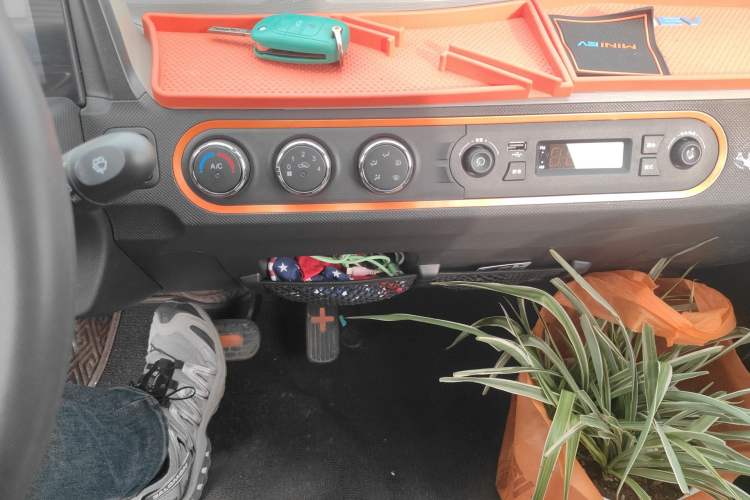 Used Wuling Hongguang MINIEV 2020 Zizai Version Lithium-NMC Audio And AC Panel