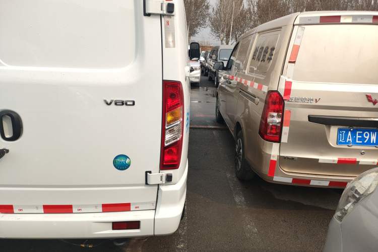 Used SAIC MAXUS Xintu V80 2023 2.0T Manual Classic City Delivery King Short Wheelbase Mid-Roof 3-Seater