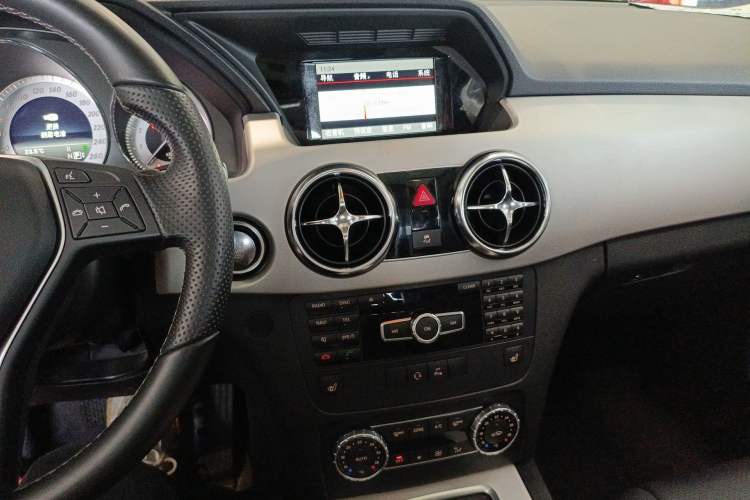 Used Mercedes-Benz GLK-Class 2013 Facelift GLK 300 4MATIC Fashion Edition Audio And AC Panel