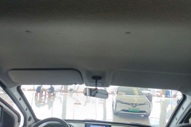 Used Wuling Yangguang 2024 300KM Comfort Version Passenger Van 75kW Headliner