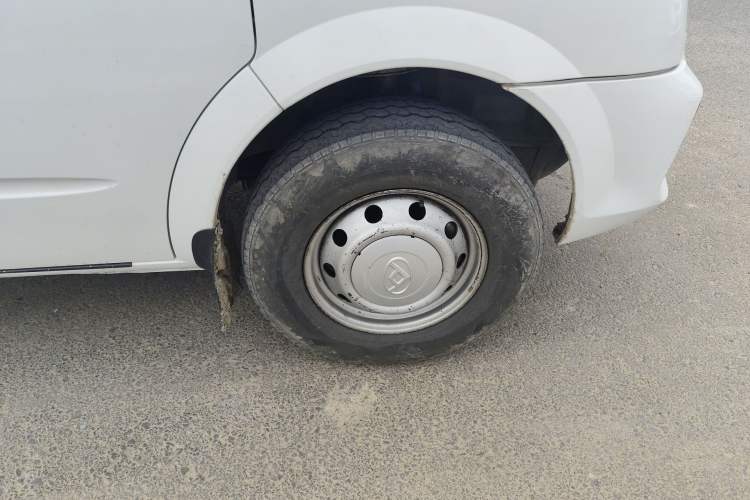 Used SAIC MAXUS Xintu V80 2019 2.5T Classic Model 6-Speed Manual Aotong Long Wheelbase Mid-Height 7-Seater
