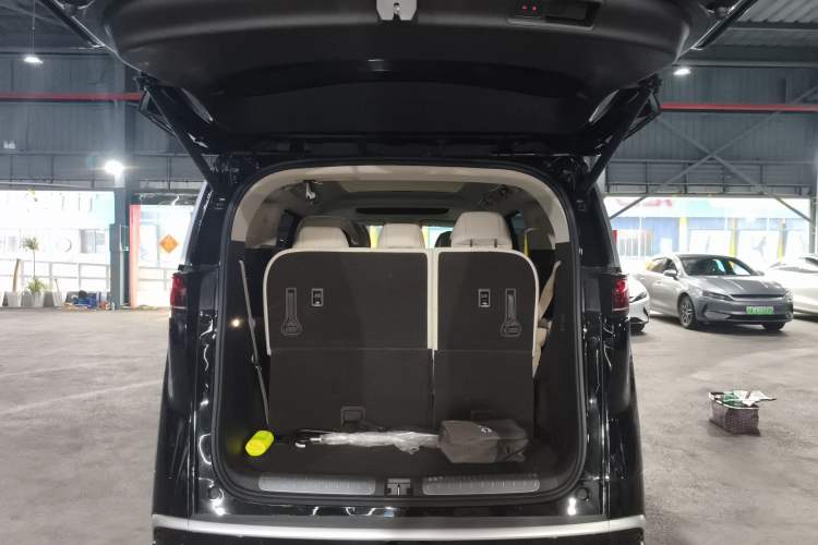 Used Denza D9 2024 DM-i 980 Four-Wheel Drive Prestige Model Trunk