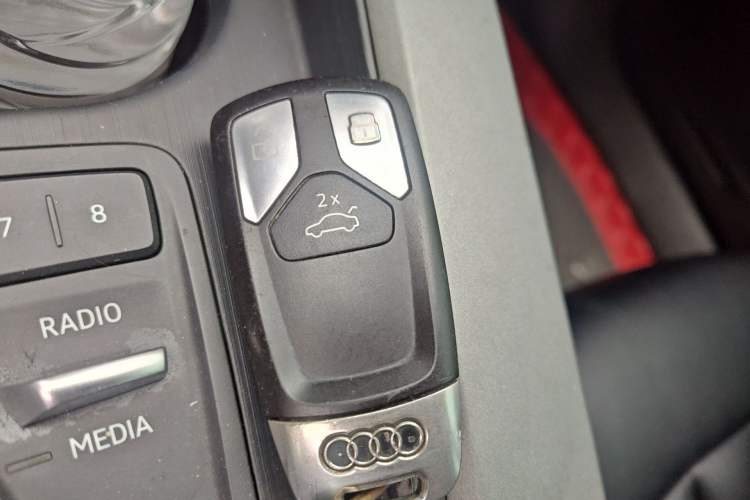 Used Audi A4L 2019 40 TFSI Ambition China VI Vehicle Key