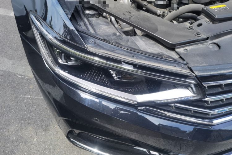 Used Volkswagen Magotan 2023 2 Million Units Commemorative Edition 330TSI DSG Luxury Version Right Front Headlight