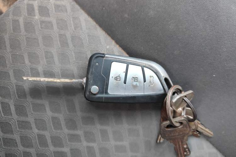 Used Dongfeng Shuaike 2011 1.6L Manual Comfort 7-Seater Vehicle Key