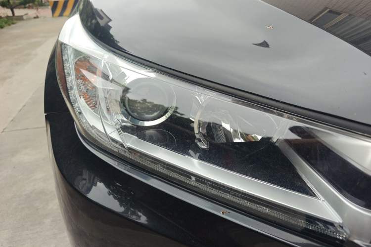 Used Toyota Highlander 2018 2.0T Two-Wheel Drive Elite Edition 5 Seats Emission Standard China V Right Front Headlight