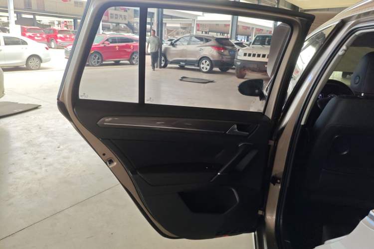 Used Volkswagen Golf Sportsvan 2018 230TSI Automatic Trend Edition Interior 8