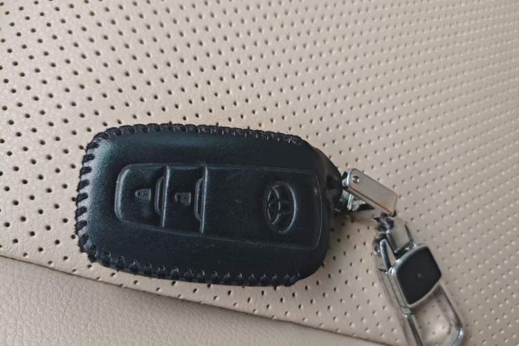 Used Toyota Prado 2018 4.0L VX External Mount Genuine Leather Single Differential Middle East Specification Vehicle Key