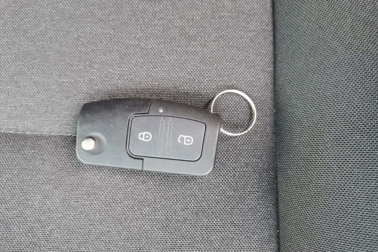 Used JMC Fushun 2025 2.0T 6MT Diesel Short-Wheelbase Mid-Height Commercial Multi-Purpose Passenger Vehicle 5/6 Seats
