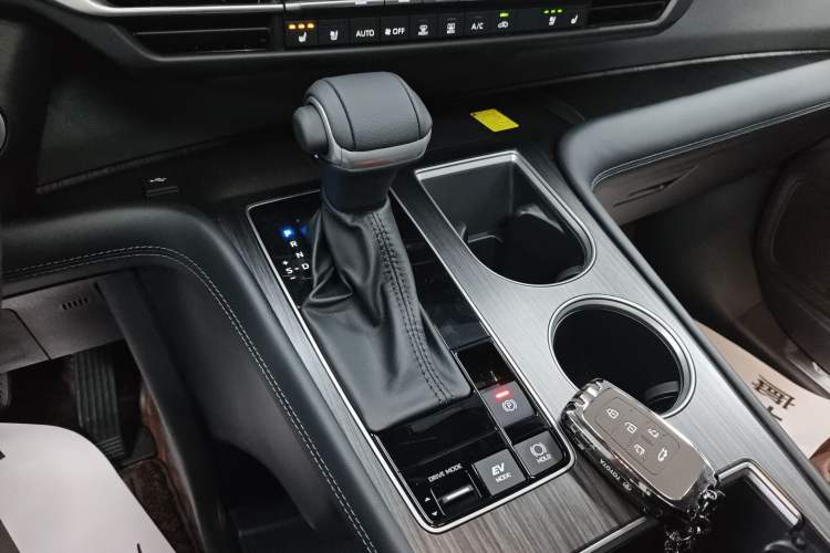 Used Toyota SIENNA 2026 Model 2.5L Dual-Engine Four-Wheel-Drive Prestige Edition Gear Lever