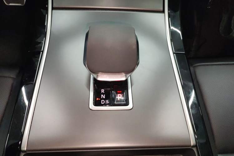 Used Land Rover Range Velar 2024 Dynamic SE Gear Lever