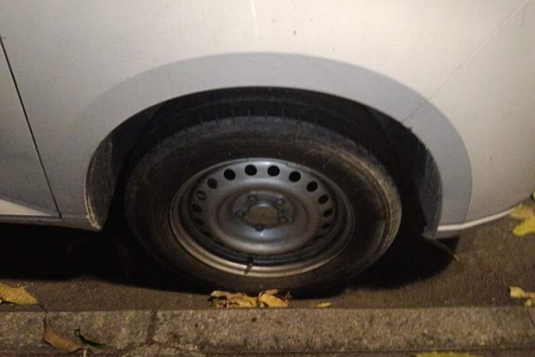 Used Wuling Zhengcheng 2021 1.5T Manual Comfort Version Right Front Wheel Hub