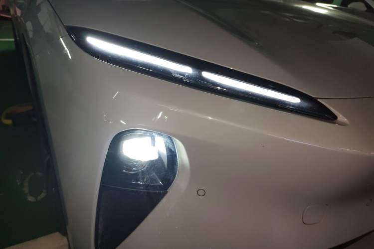 Used Nio ET5 2024 75 kWh Right Front Headlight
