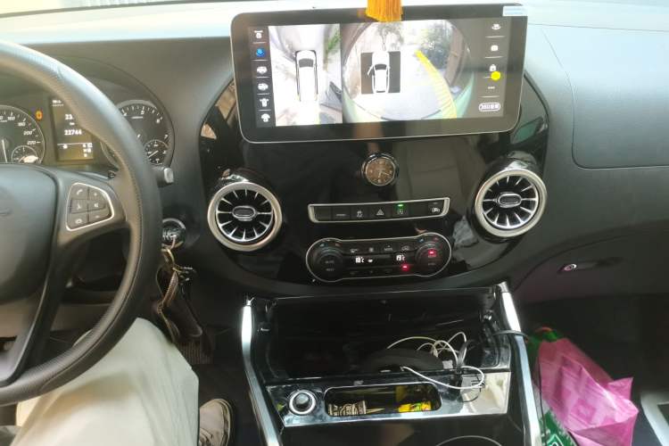 Used Mercedes-Benz Vito 2021 2.0T Elite Version 7 Seats Audio And AC Panel