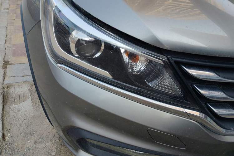 Used Baojun 310W 2017 1.5L Manual Fashion Model China V Right Front Headlight