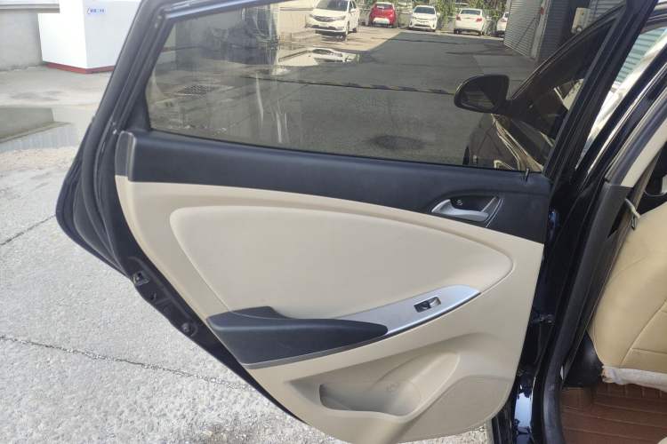 Used Hyundai Verna (older generation) 2014 1.4L Manual Smart GLS Trim
