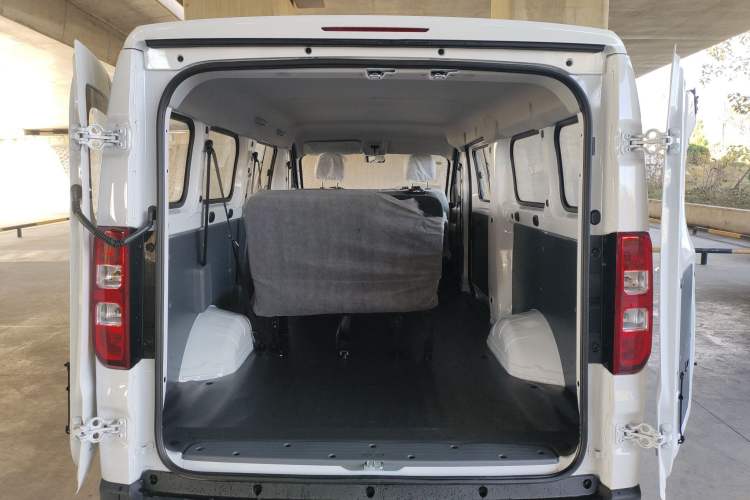 Used Wuling Yangguang 2024 300KM Comfort Version Passenger Van 75kW
