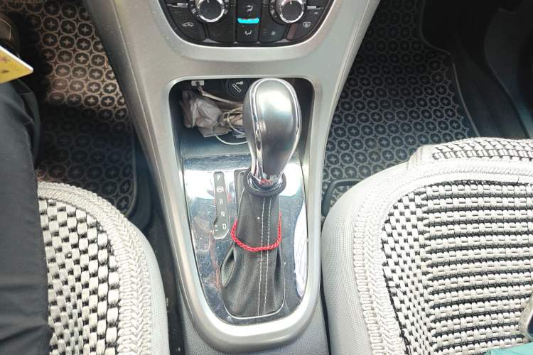 Used Buick GT 2012 XT 1.6L Automatic Fashion Edition Gear Lever