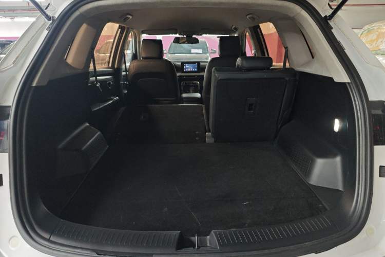 Used Wuling Asta 2022 2.0L DHT Electric Power Version Trunk