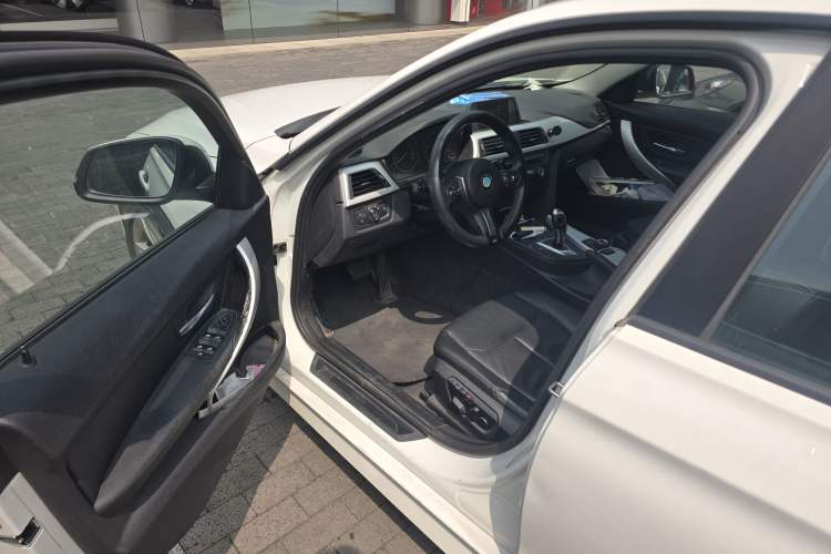 Used BMW 3 Series 2013 320i Sport Edition Driver Seat