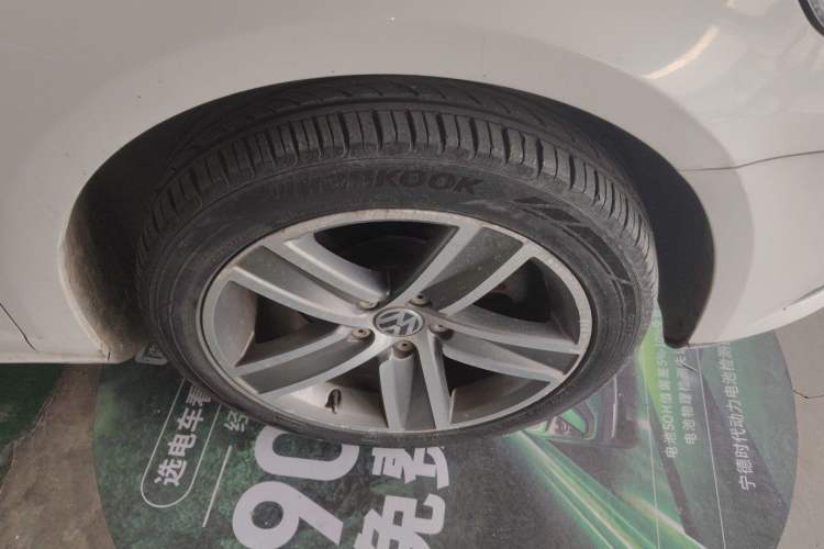 Used Volkswagen FAW-Volkswagen CC 2015 2.0 TSI Luxury Model Right Front Wheel Hub