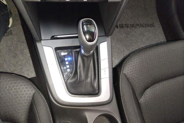Used Hyundai Elantra (6th Generation / Lingdong) 2016 1.6L Automatic ZhiXuan – Elite Version Gear Lever