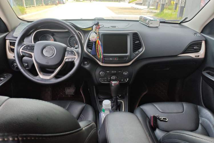 Used Jeep Cherokee 2017 2.0L Superior Edition
