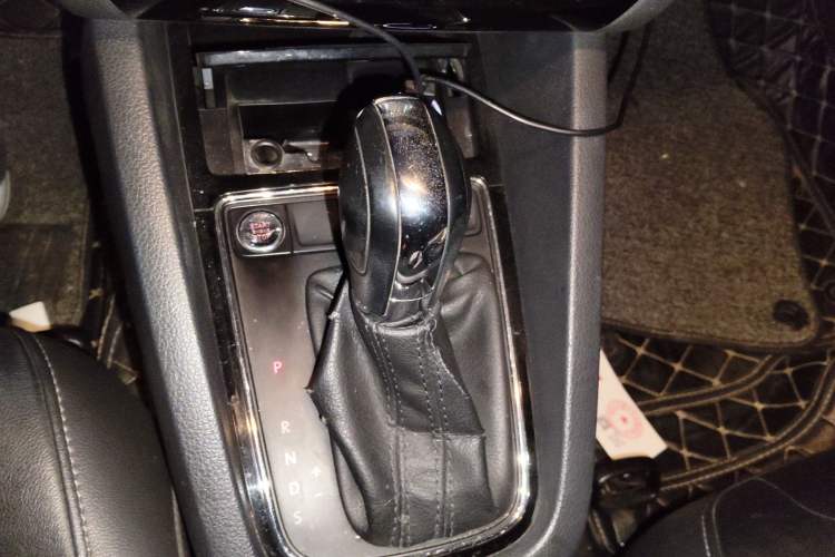 Used Volkswagen Sagitar 2015 1.6L Automatic Comfort Model Gear Lever