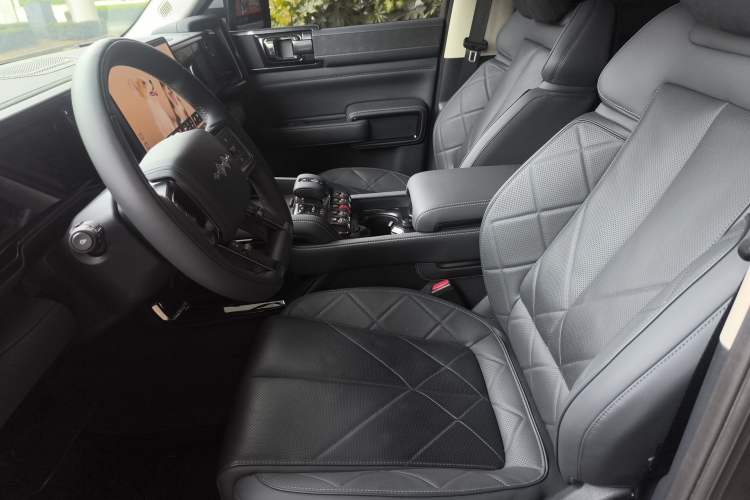 Used Formula Leopard 5 2023 Navigator Edition Left Front Seat