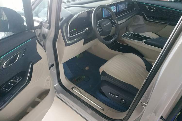 Used SAIC MAXUS G90 2022 2.0T Xingyun Seven-Seater Version Driver Seat